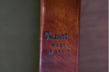 中古　超美品!!　スペイン製　バロッサバレンティ(VARO,S.A. VALENTI)　本革　深みのあるグリーンレザーが魅力!!英国クラシック調のアームチェアとオットマンのセット　セット定価約51万円相当　(R-085183)