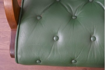 中古　超美品!!　スペイン製　バロッサバレンティ(VARO,S.A. VALENTI)　本革　深みのあるグリーンレザーが魅力!!英国クラシック調のアームチェアとオットマンのセット　セット定価約51万円相当　(R-085183)