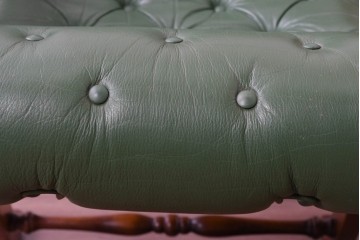 中古　超美品!!　スペイン製　バロッサバレンティ(VARO,S.A. VALENTI)　本革　深みのあるグリーンレザーが魅力!!英国クラシック調のアームチェアとオットマンのセット　セット定価約51万円相当　(R-085183)