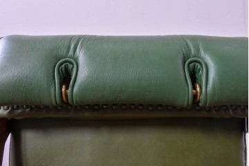 中古　超美品!!　スペイン製　バロッサバレンティ(VARO,S.A. VALENTI)　本革　深みのあるグリーンレザーが魅力!!英国クラシック調のアームチェアとオットマンのセット　セット定価約51万円相当　(R-085183)