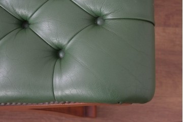 中古　超美品!!　スペイン製　バロッサバレンティ(VARO,S.A. VALENTI)　本革　深みのあるグリーンレザーが魅力!!英国クラシック調のアームチェアとオットマンのセット　セット定価約51万円相当　(R-085183)