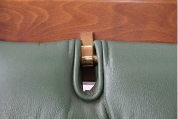 中古　超美品!!　スペイン製　バロッサバレンティ(VARO,S.A. VALENTI)　本革　深みのあるグリーンレザーが魅力!!英国クラシック調のアームチェアとオットマンのセット　セット定価約51万円相当　(R-085183)