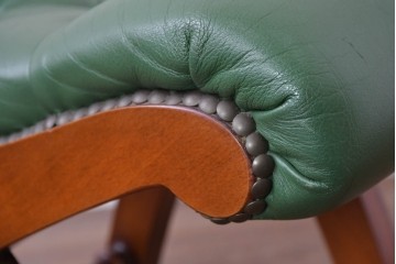 中古　超美品!!　スペイン製　バロッサバレンティ(VARO,S.A. VALENTI)　本革　深みのあるグリーンレザーが魅力!!英国クラシック調のアームチェアとオットマンのセット　セット定価約51万円相当　(R-085183)