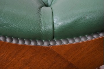 中古　超美品!!　スペイン製　バロッサバレンティ(VARO,S.A. VALENTI)　本革　深みのあるグリーンレザーが魅力!!英国クラシック調のアームチェアとオットマンのセット　セット定価約51万円相当　(R-085183)