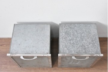 和製アンティーク　駄菓子屋さんで使われていたレトロなブリキ製ショーケース2個セット　(R-085187)