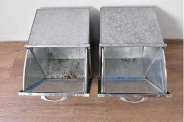 和製アンティーク　駄菓子屋さんで使われていたレトロなブリキ製ショーケース2個セット　(R-085187)