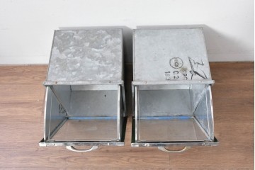 和製アンティーク　駄菓子屋さんで使われていたレトロなブリキ製ショーケース2個セット　(R-085188)