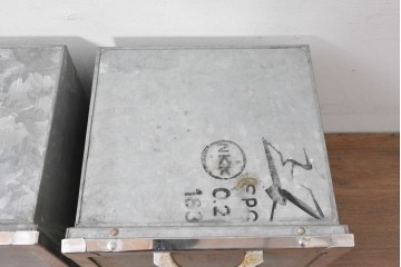 和製アンティーク　駄菓子屋さんで使われていたレトロなブリキ製ショーケース2個セット　(R-085188)