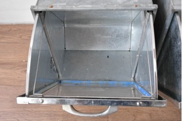 和製アンティーク　駄菓子屋さんで使われていたレトロなブリキ製ショーケース2個セット　(R-085188)