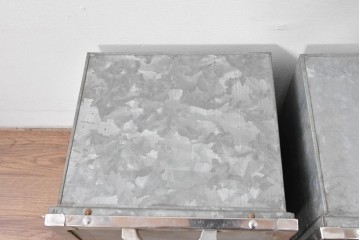 和製アンティーク　駄菓子屋さんで使われていたレトロなブリキ製ショーケース2個セット　(R-085188)