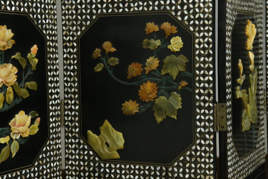 アジアンヴィンテージ　希少!!　中国美術屏風　雅集図　螺鈿　豪華装飾の玉石象嵌衝立　(R-085192)