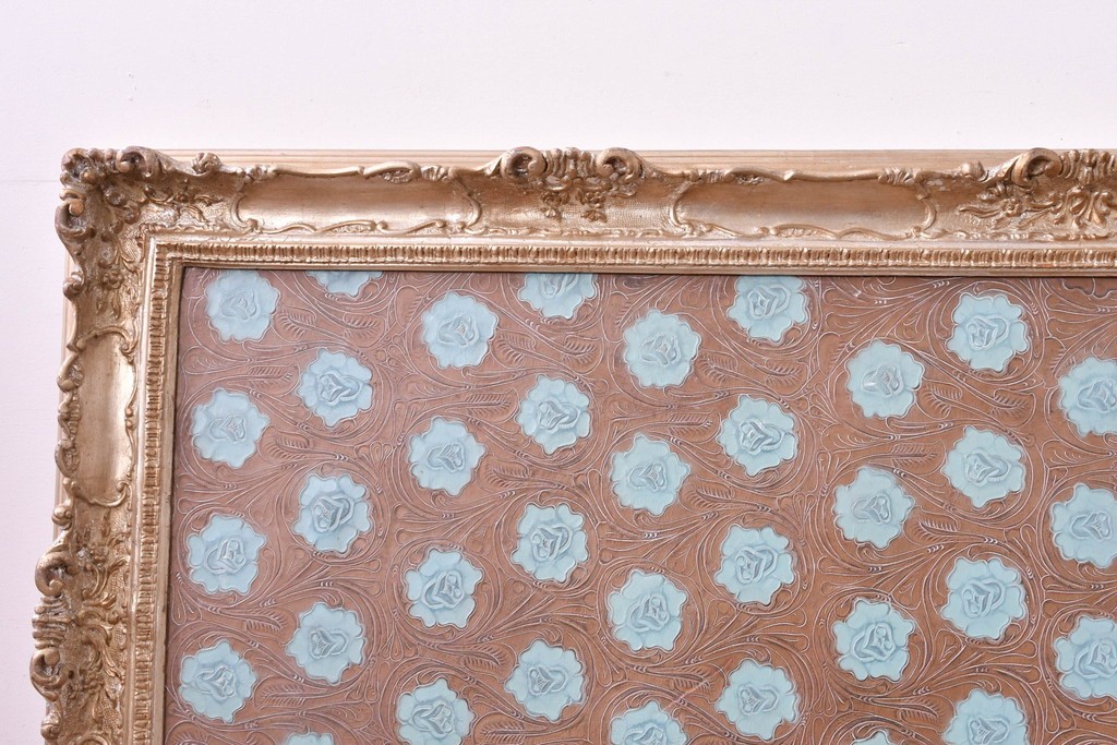 中古　ルルコンド(LULU KONDO)　意匠を凝らしたクラシカルな装飾フレーム入り　花模様レリーフのレザーアートパネル　(R-085193)