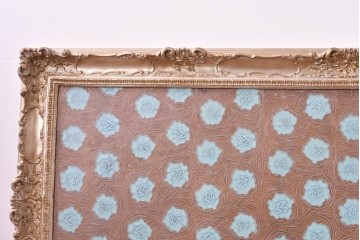 中古　ルルコンド(LULU KONDO)　意匠を凝らしたクラシカルな装飾フレーム入り　花模様レリーフのレザーアートパネル　(R-085193)