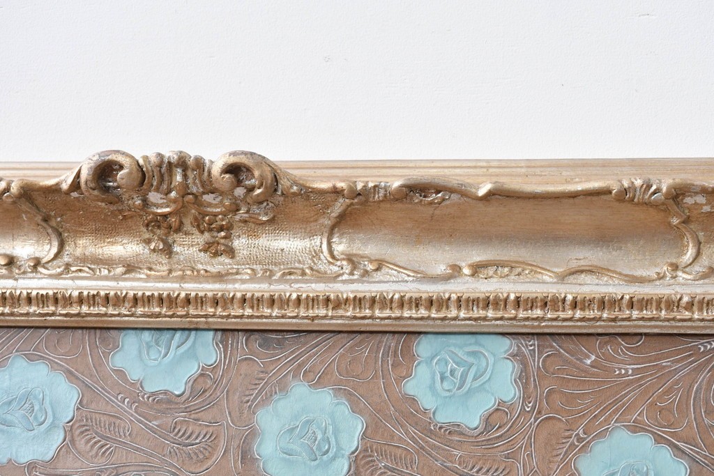 中古　ルルコンド(LULU KONDO)　意匠を凝らしたクラシカルな装飾フレーム入り　花模様レリーフのレザーアートパネル　(R-085193)