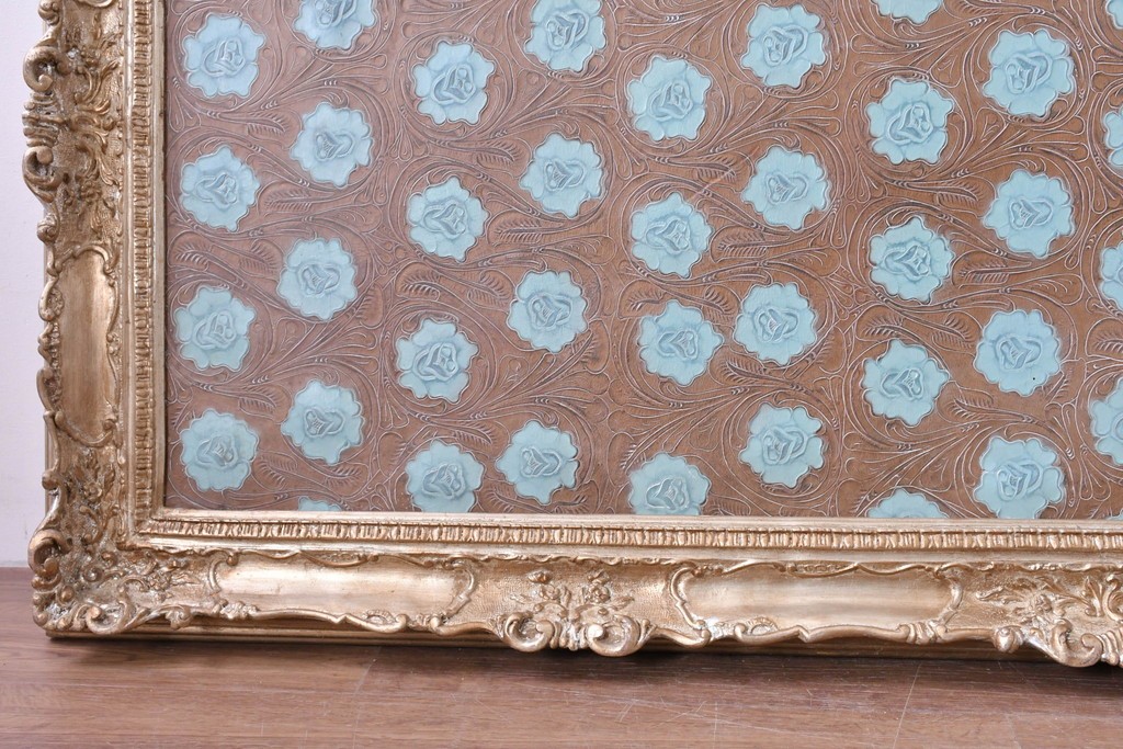 中古　ルルコンド(LULU KONDO)　意匠を凝らしたクラシカルな装飾フレーム入り　花模様レリーフのレザーアートパネル　(R-085193)