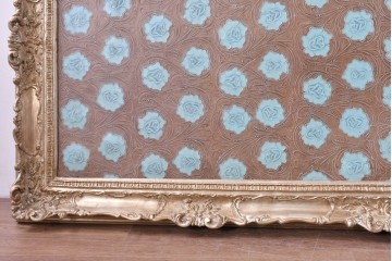 中古　ルルコンド(LULU KONDO)　意匠を凝らしたクラシカルな装飾フレーム入り　花模様レリーフのレザーアートパネル　(R-085193)