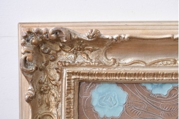 中古　ルルコンド(LULU KONDO)　意匠を凝らしたクラシカルな装飾フレーム入り　花模様レリーフのレザーアートパネル　(R-085193)