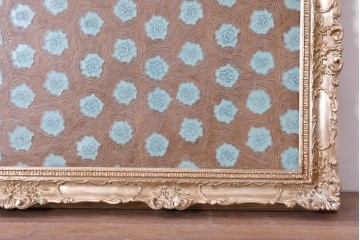 中古　ルルコンド(LULU KONDO)　意匠を凝らしたクラシカルな装飾フレーム入り　花模様レリーフのレザーアートパネル　(R-085193)