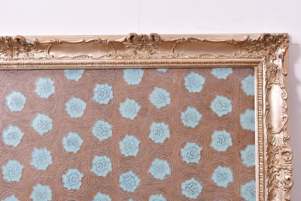 中古　ルルコンド(LULU KONDO)　意匠を凝らしたクラシカルな装飾フレーム入り　花模様レリーフのレザーアートパネル　(R-085193)