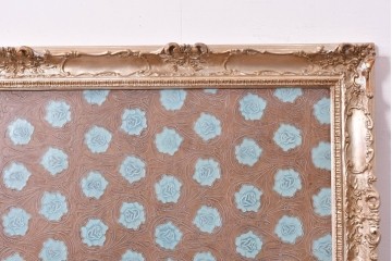 中古　ルルコンド(LULU KONDO)　意匠を凝らしたクラシカルな装飾フレーム入り　花模様レリーフのレザーアートパネル　(R-085193)