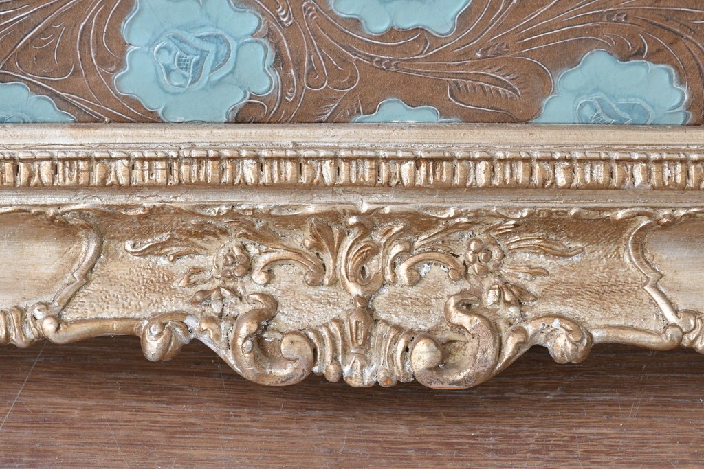 中古　ルルコンド(LULU KONDO)　意匠を凝らしたクラシカルな装飾フレーム入り　花模様レリーフのレザーアートパネル　(R-085193)