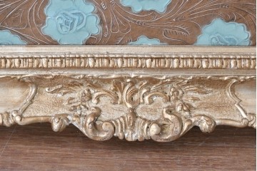 中古　ルルコンド(LULU KONDO)　意匠を凝らしたクラシカルな装飾フレーム入り　花模様レリーフのレザーアートパネル　(R-085193)