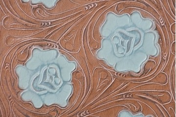 中古　ルルコンド(LULU KONDO)　意匠を凝らしたクラシカルな装飾フレーム入り　花模様レリーフのレザーアートパネル　(R-085193)