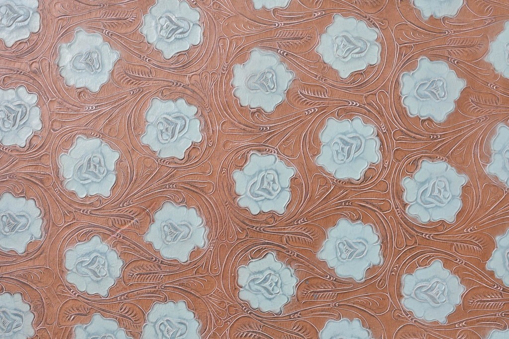 中古　ルルコンド(LULU KONDO)　意匠を凝らしたクラシカルな装飾フレーム入り　花模様レリーフのレザーアートパネル　(R-085193)