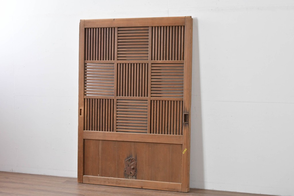 アンティーク建具　明治大正期　希少デザイン　格子意匠が印象的な蔵戸1枚　(R-085195)