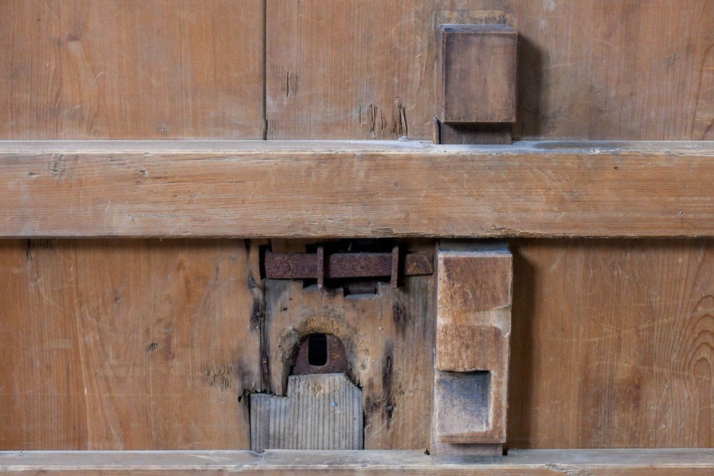 アンティーク建具　明治大正期　希少デザイン　格子意匠が印象的な蔵戸1枚　(R-085195)