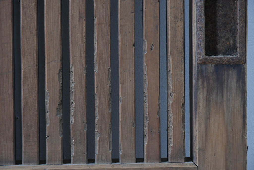 アンティーク建具　明治大正期　希少デザイン　格子意匠が印象的な蔵戸1枚　(R-085195)