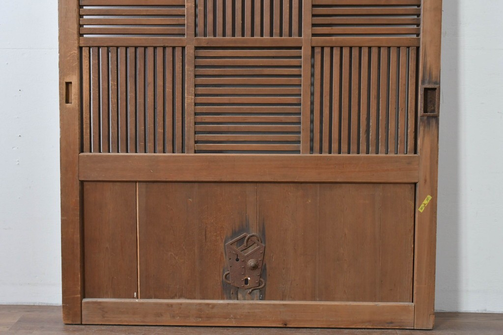 アンティーク建具　明治大正期　希少デザイン　格子意匠が印象的な蔵戸1枚　(R-085195)