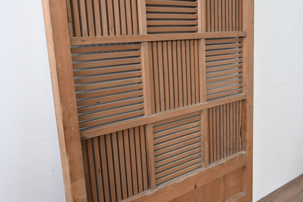 アンティーク建具　明治大正期　希少デザイン　格子意匠が印象的な蔵戸1枚　(R-085195)