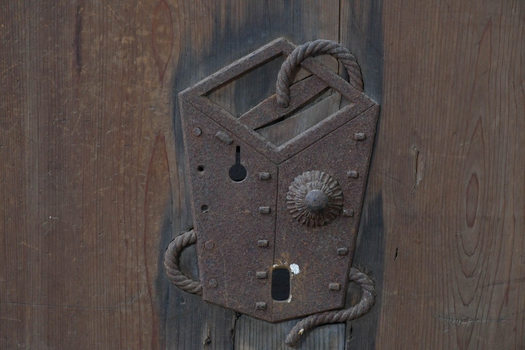 アンティーク建具　明治大正期　希少デザイン　格子意匠が印象的な蔵戸1枚　(R-085195)