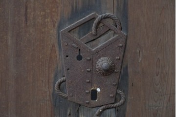 アンティーク建具　明治大正期　希少デザイン　格子意匠が印象的な蔵戸1枚　(R-085195)