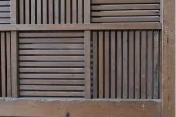 アンティーク建具　明治大正期　希少デザイン　格子意匠が印象的な蔵戸1枚　(R-085195)