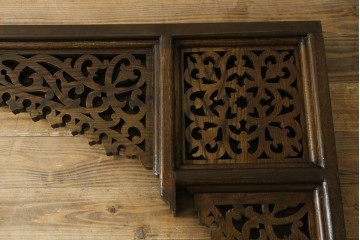 アジアンヴィンテージ　希少!!　インド建築装飾　大型(150cm)　唐草透かし彫りのアーチ形ブラケットパネル一対　(R-085203)