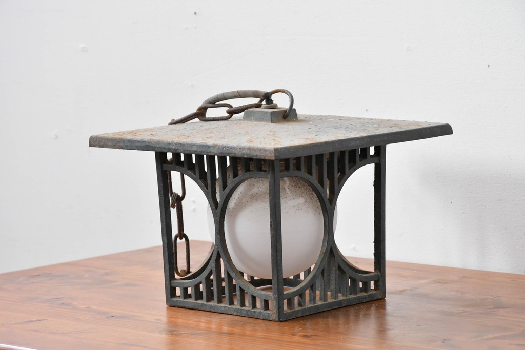 和製ヴィンテージ　ユニークな模様のフレームに丸形シェードを収めたペンダントライト　(R-085204)