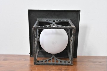 和製ヴィンテージ　ユニークな模様のフレームに丸形シェードを収めたペンダントライト　(R-085204)