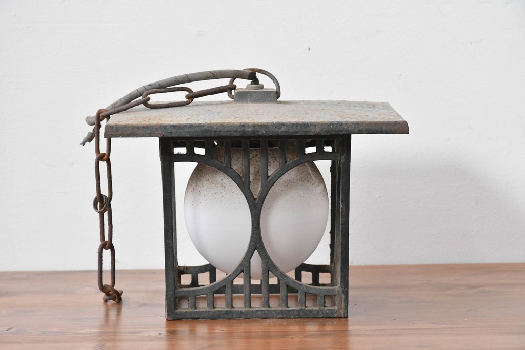 和製ヴィンテージ　ユニークな模様のフレームに丸形シェードを収めたペンダントライト　(R-085204)