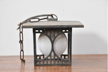 和製ヴィンテージ　ユニークな模様のフレームに丸形シェードを収めたペンダントライト　(R-085204)