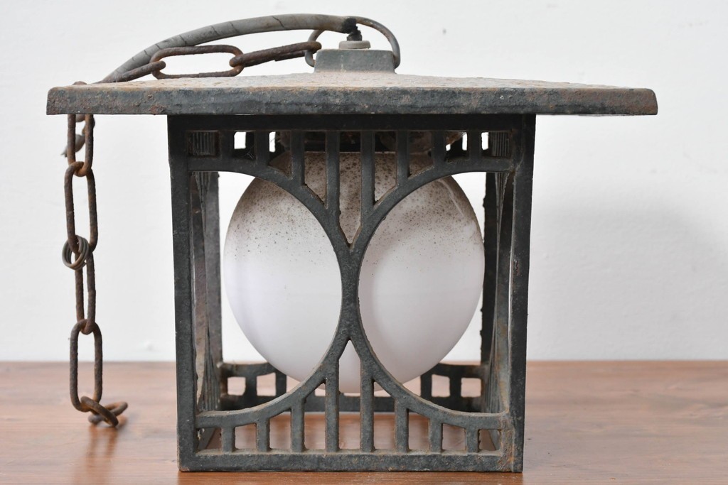 和製ヴィンテージ　ユニークな模様のフレームに丸形シェードを収めたペンダントライト　(R-085204)