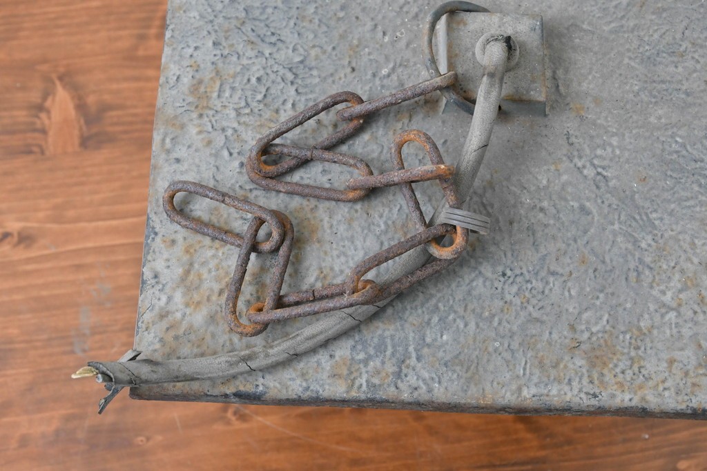 和製ヴィンテージ　ユニークな模様のフレームに丸形シェードを収めたペンダントライト　(R-085204)