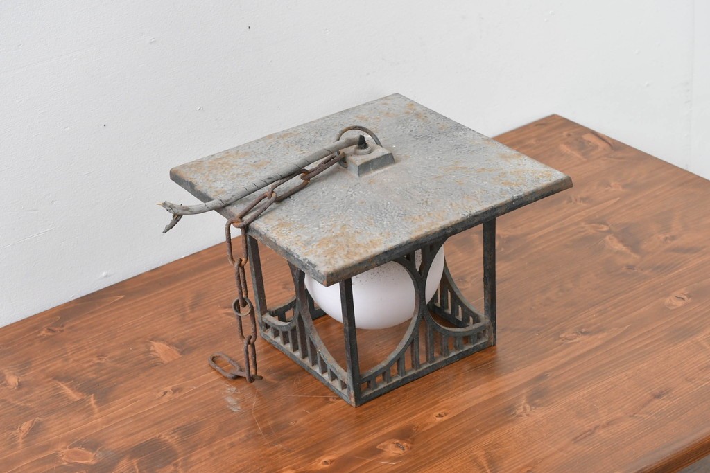 和製ヴィンテージ　ユニークな模様のフレームに丸形シェードを収めたペンダントライト　(R-085204)