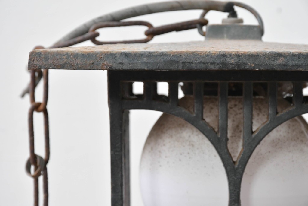 和製ヴィンテージ　ユニークな模様のフレームに丸形シェードを収めたペンダントライト　(R-085204)