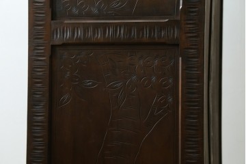 中古　伝統工芸　軽井沢彫り　隅々まで施された桜の彫りが見事なチェスト　(R-085205)
