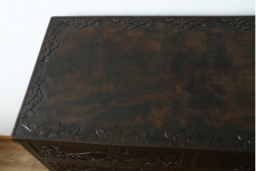 中古　伝統工芸　軽井沢彫り　隅々まで施された桜の彫りが見事なチェスト　(R-085205)