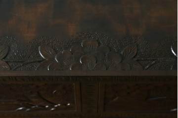中古　伝統工芸　軽井沢彫り　隅々まで施された桜の彫りが見事なチェスト　(R-085205)