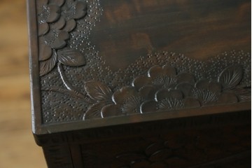 中古　伝統工芸　軽井沢彫り　隅々まで施された桜の彫りが見事なチェスト　(R-085205)