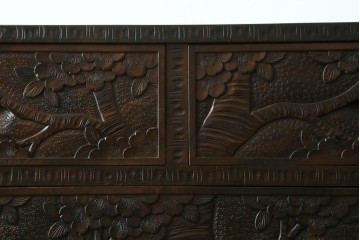 中古　伝統工芸　軽井沢彫り　隅々まで施された桜の彫りが見事なチェスト　(R-085205)
